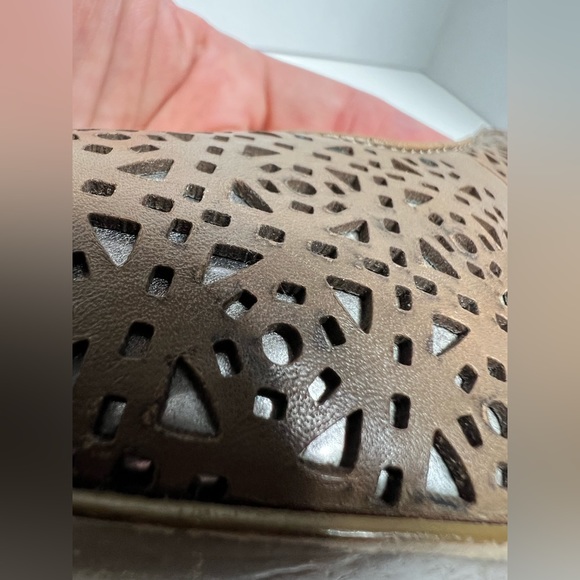 BCBG Padgett Laser Cut Pumps with silver underlay, Size 8M - Picture 7 of 10